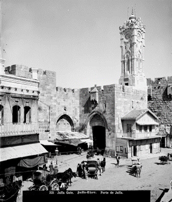 מראה מגדל השעון על חומת ירושלים
