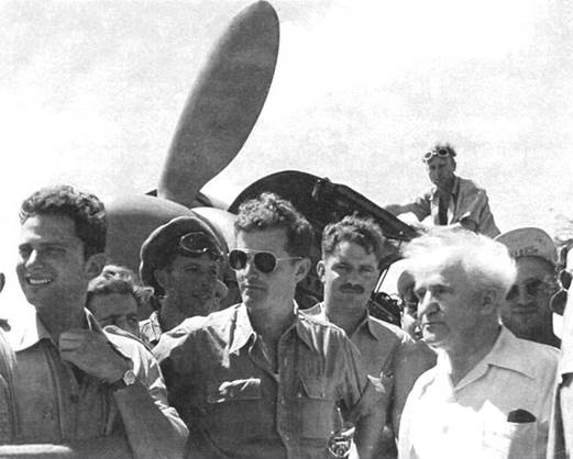 מודי אלון מפקד טייסת הקרב הראשונה במרכז, מימינו ראש הממשלה הראשון, דוד בן גוריון, 1948, ויקימדיה