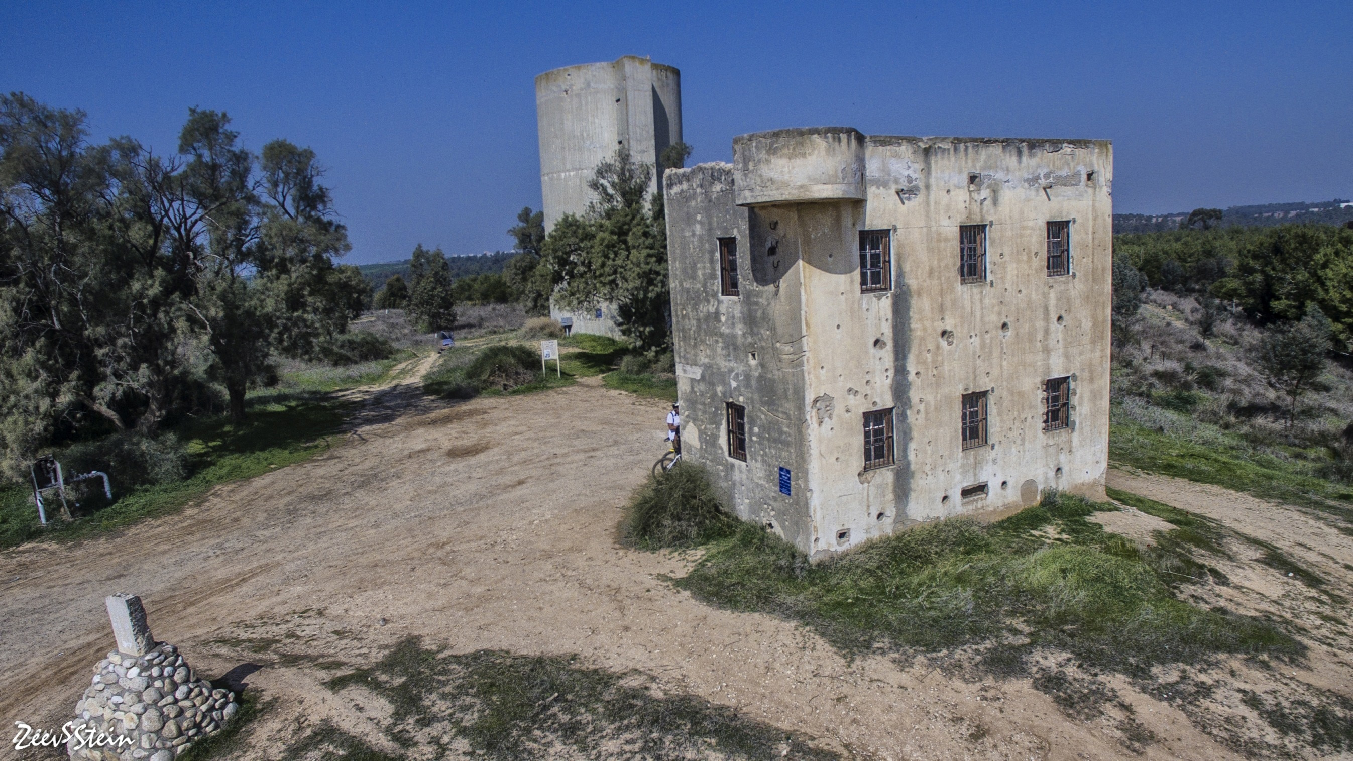 בית הביטחון ומגדל המים בקיבוץ בארי הישן