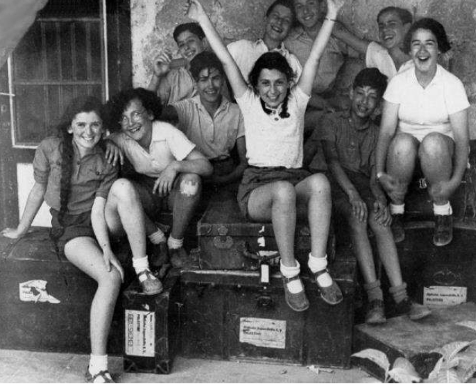 קבוצת נערים ונערות מגרמניה בדרכם מנמל יפו לבן-שמן