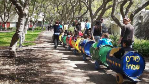 רכבת ילדים בשדרת הז'קרנדה, ניר עוז, מרץ 2018