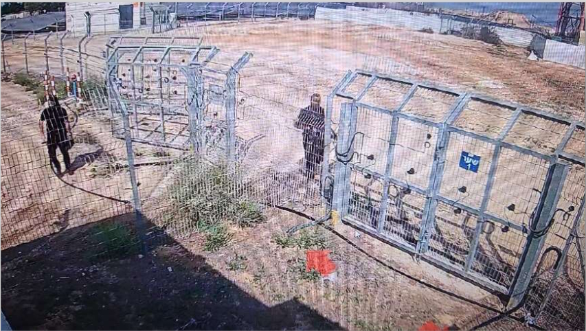 מחבלים בשער קיבוץ כרם שלום במתקפת 7 באוקטובר 2023