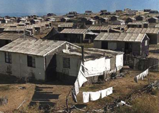 מעברת חולון שנבנתה מצריפי עץ