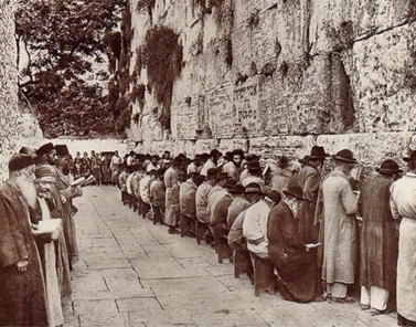 בנדבכים שמעל לראשי המתפללים, נראות כתובות המאזכרות שמות עבריים