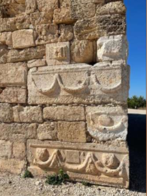 סרקופגים (ארונות קבורה) רומיים בשימוש משנִי בחומות המצודה הצלבנית בציפורי