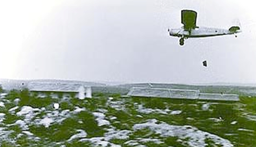 מטוס 'שירות האוויר' של ה'הגנה'מצניח חבילות אספקה לקיבוץ יחיעם הנצור, 1948