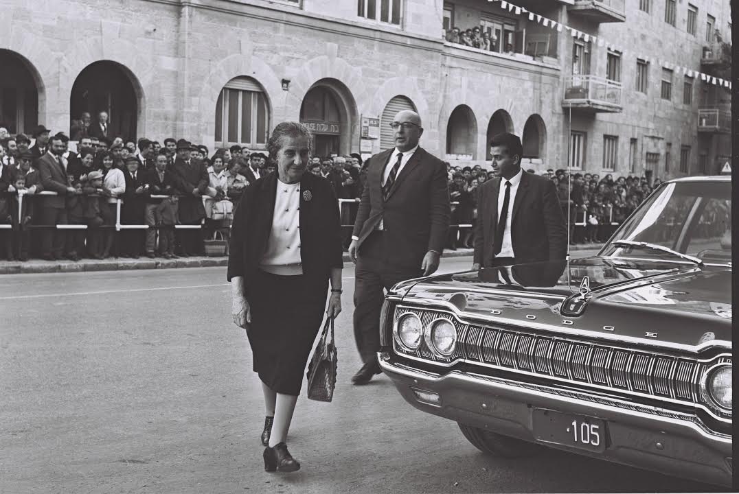 גולדה מאיר ושר האוצר פנחס ספיר מגיעים לטקס פתיחת מושב הכנסת השישית בירושלים, 1965