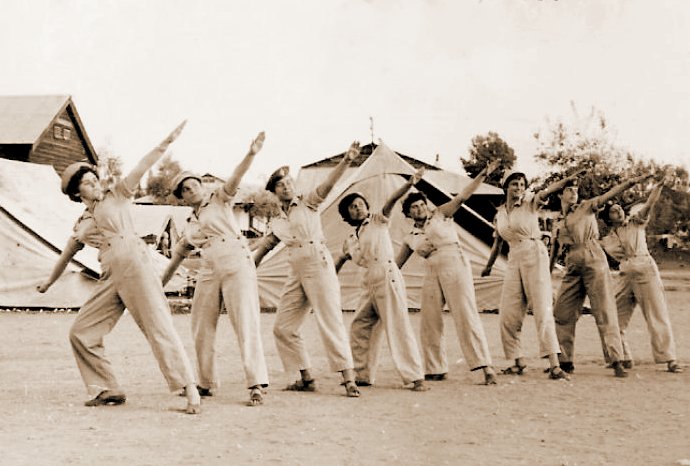 אימון חיילות בהטלת רימון, 1953, תרומת אביבה שני (מ״כית טירוניות)