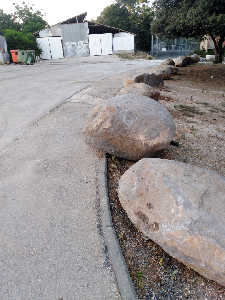 מחסום תיחום בסלעי בזלת ענקיים יוצרים חזות מאיימת ומסוגרת