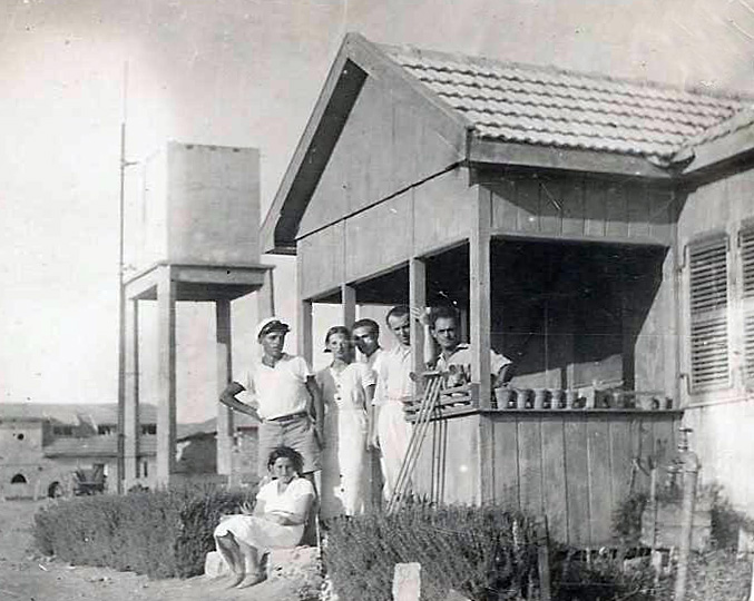 מרפסת כניסה צריף ראשונים בחצר הגדולה, שנות 1930