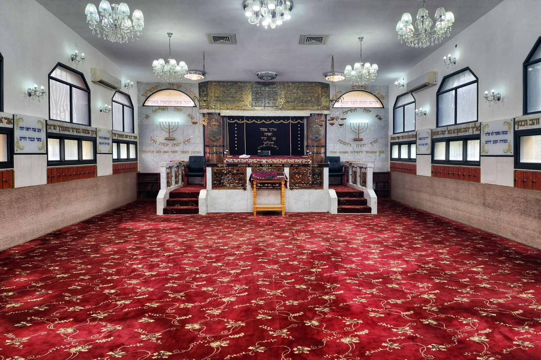 אולם התפילה בבית הכנסת