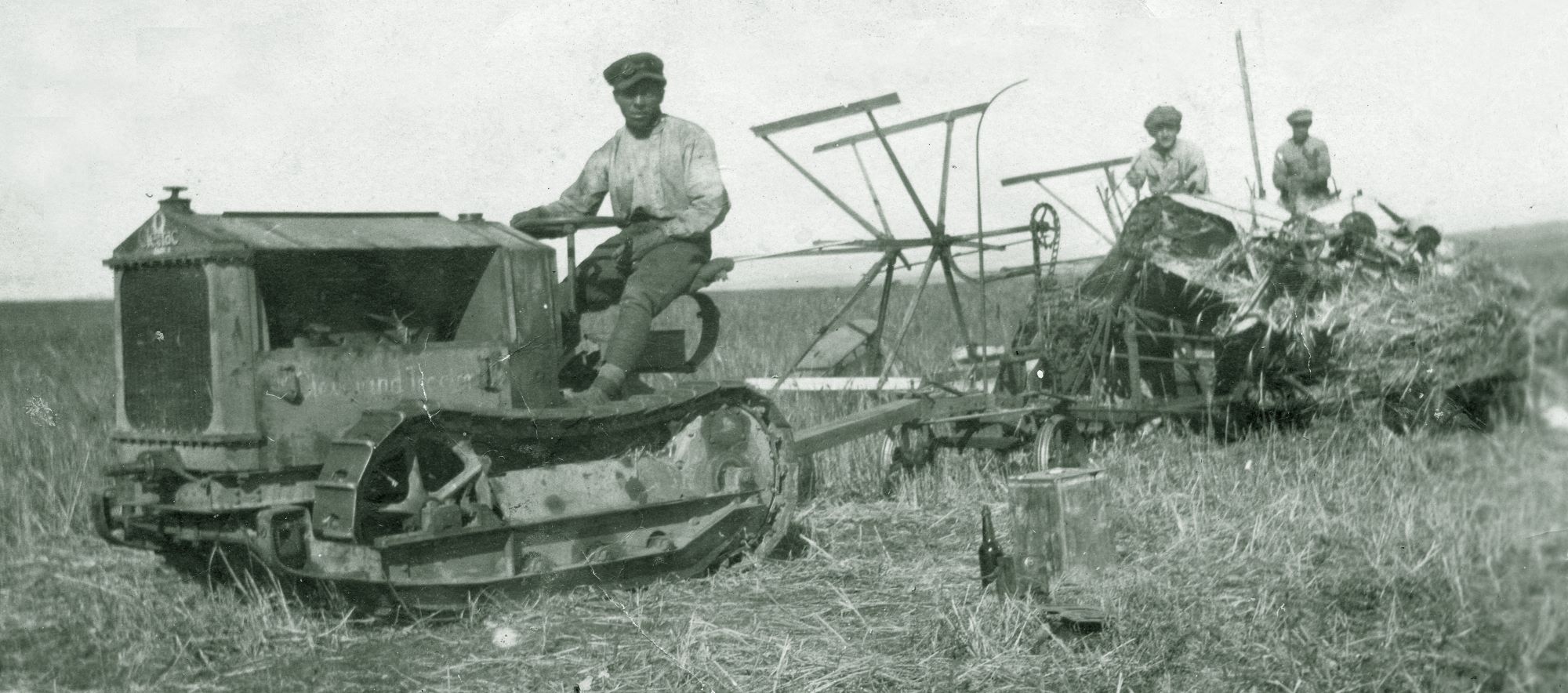 טרקטור זחלי מושך מקצרה־מערמת כנראה ממודל שעבד בשדות מרחביה, שנות ה-20