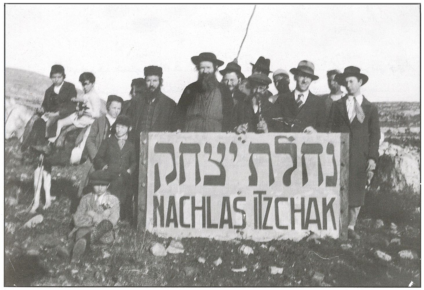 תצלום עם שלט המכריז על היישוב שיקום, 1927, ארכיון משפחת פלר