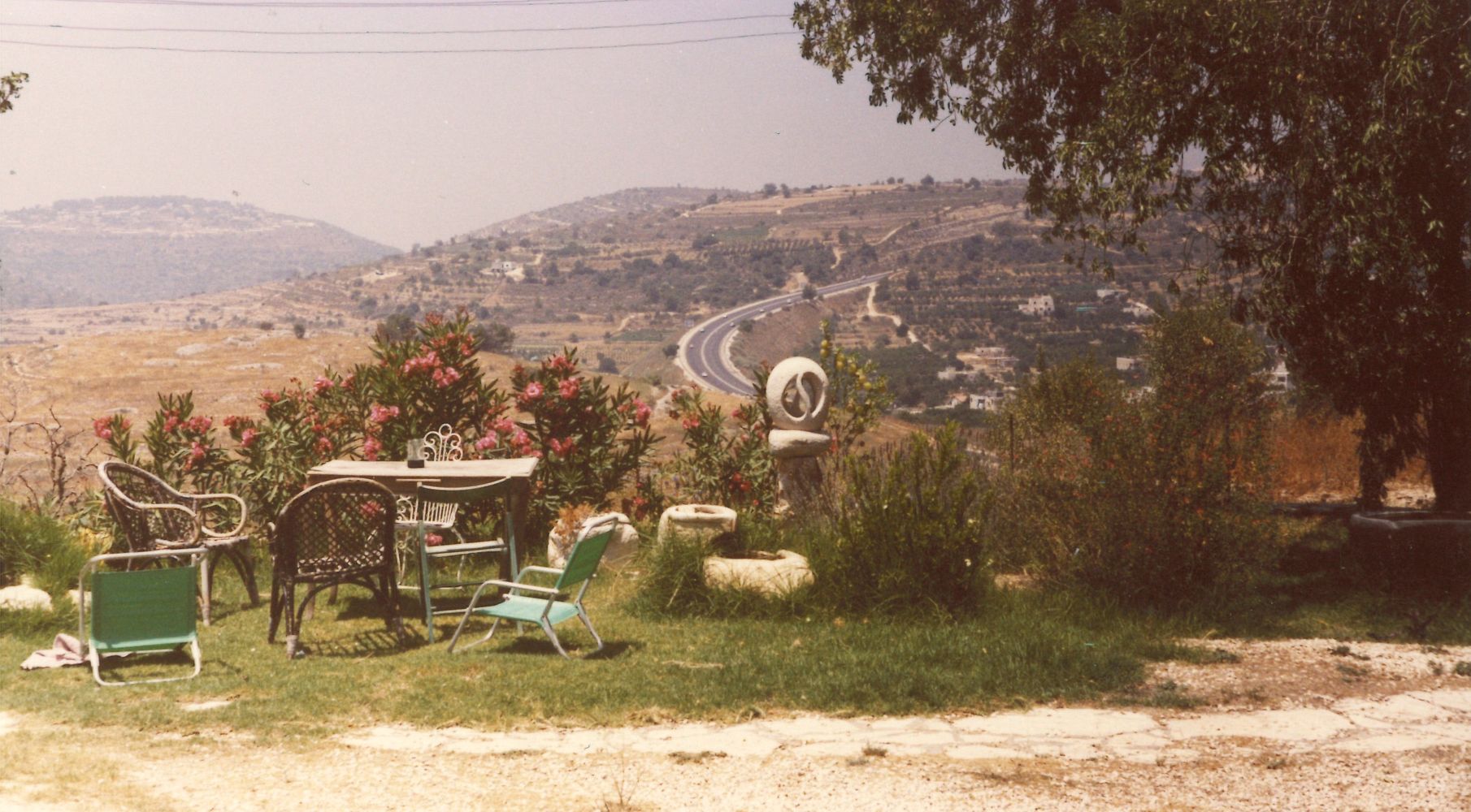חצר הבית נחלת יצחק 1991