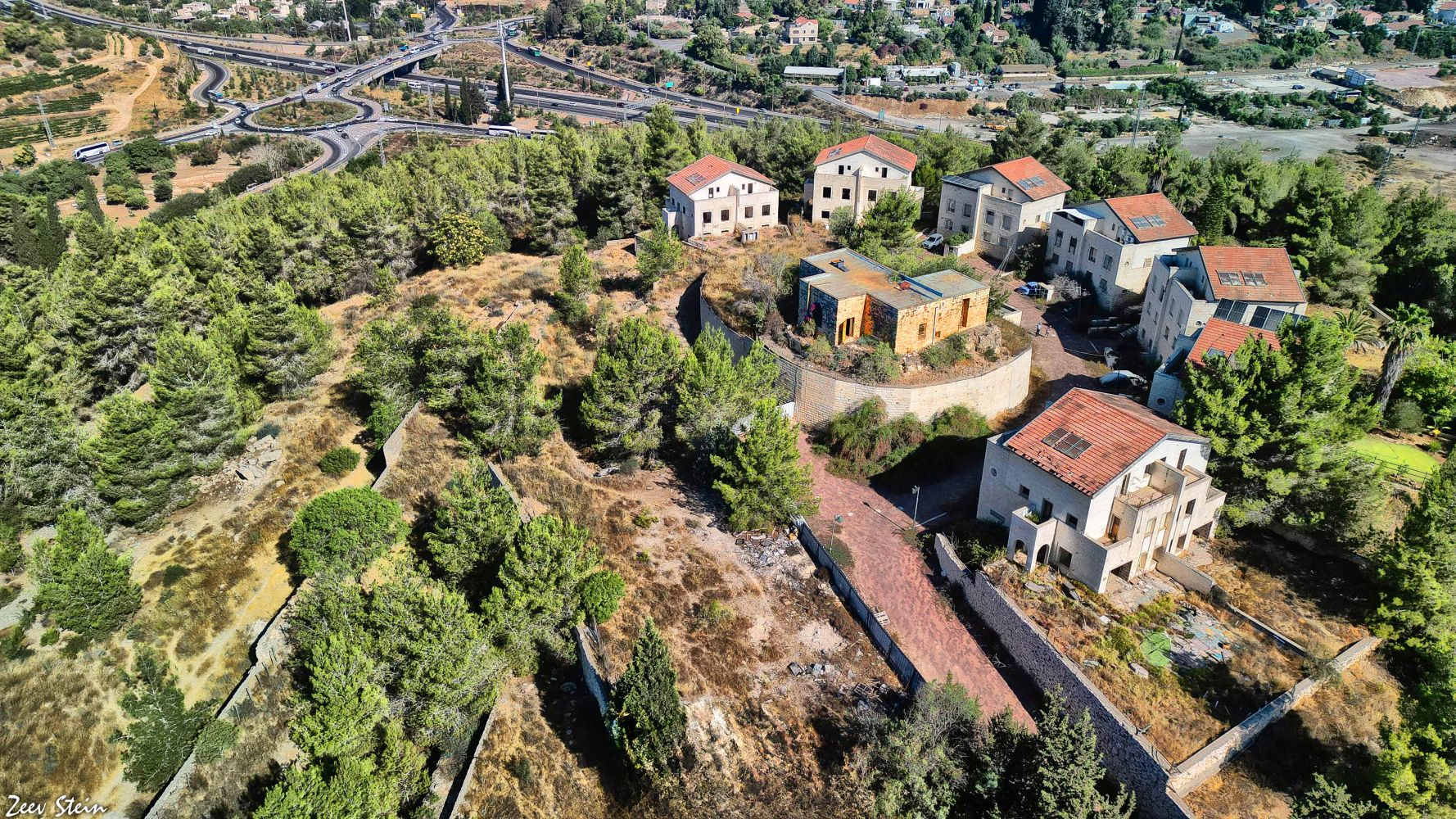 שבעת צמדי הקוטג'ים המיותמים, סביב המבנה ההיסטורי