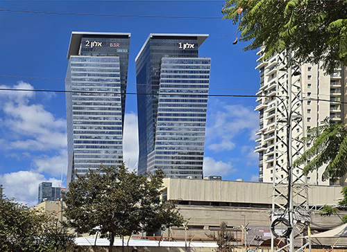 ממערב לשדרה נמצא מתחם התעסוקה ביצרון, ובו משרדים במגדלים רבי קומות