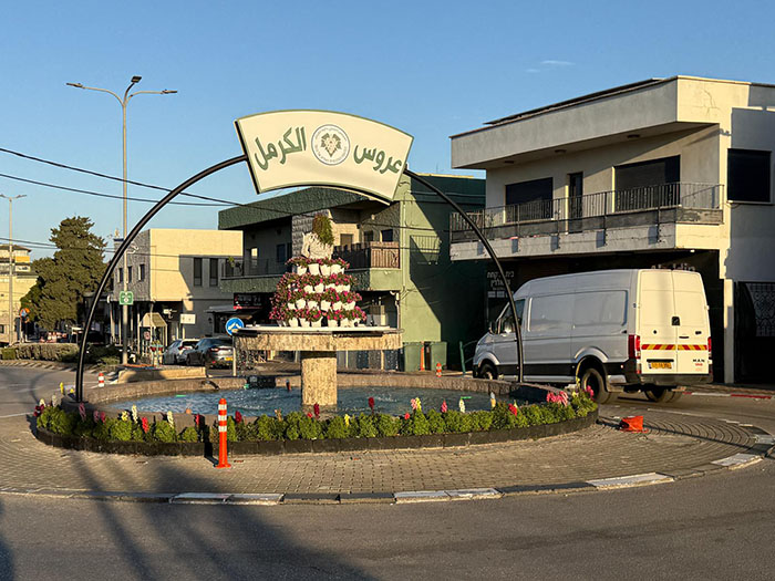 הכיכר מול בניין המועצה המקומית