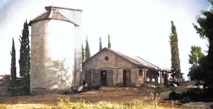 מגדל הסילו הראשון בארץ לצד רפת במרחביה, שנות 1920