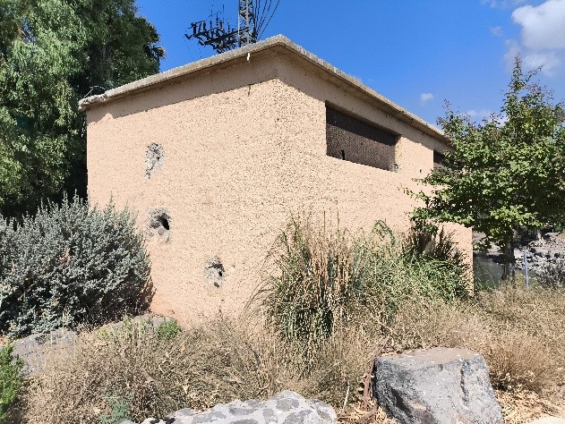 הדופן המזרחית של בית הסירה. ניתן לראות את פגיעת הטנקים הסורים. צילום: אלדד גרינפלד, 2025