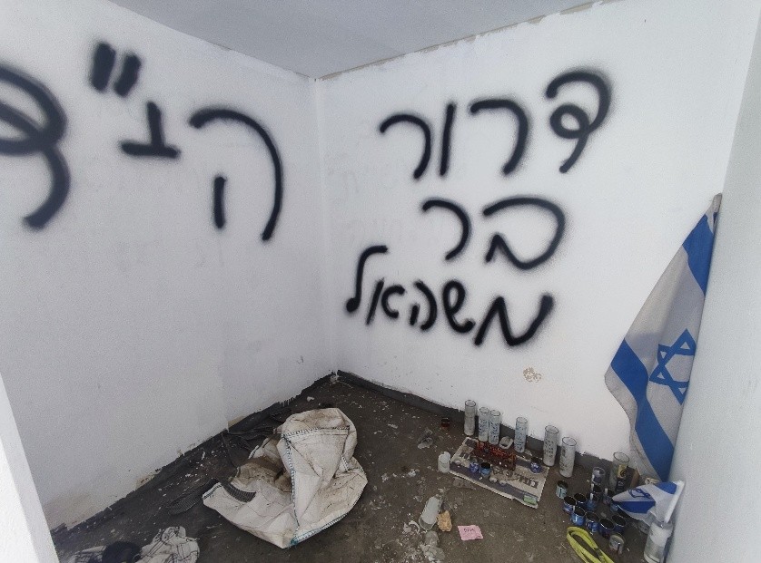 מיגונית ובה פינות הקדשה וזיכרון, ינו' 2024. מיגוניות היו במוקד זירת הקרב שבין שימור הזיכרון והמשך החיים.