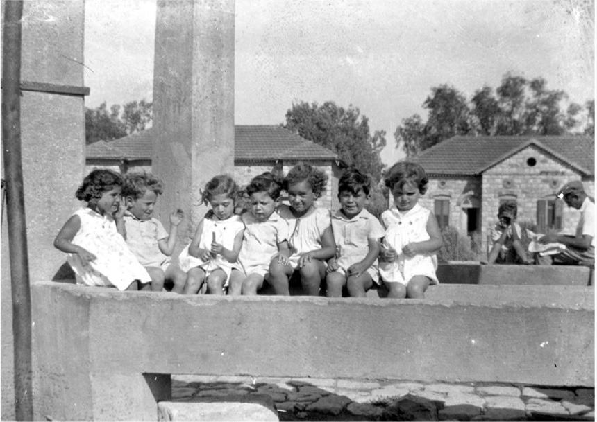 ילדי הגן בשוקת, שלומית ורדי ראשונה משמאל, 1933, צילום: יחזקאל שטוייר,  ארכיון מרחביה
